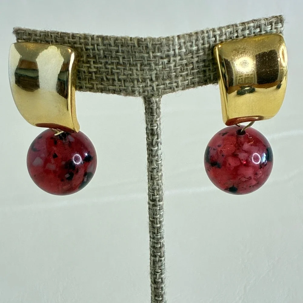 Vintage Gold Tone Clip‎ On Earrings Marble Red Confetti Lucite Bead Geometric